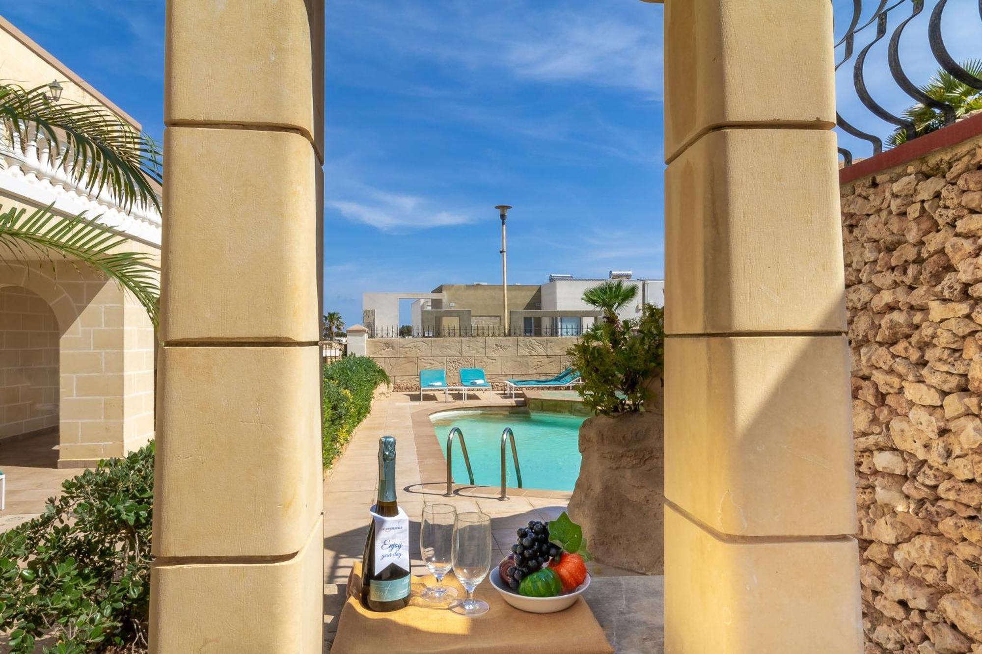 Villa & Pool Apartments In Mellieha Bay Eksteriør bilde